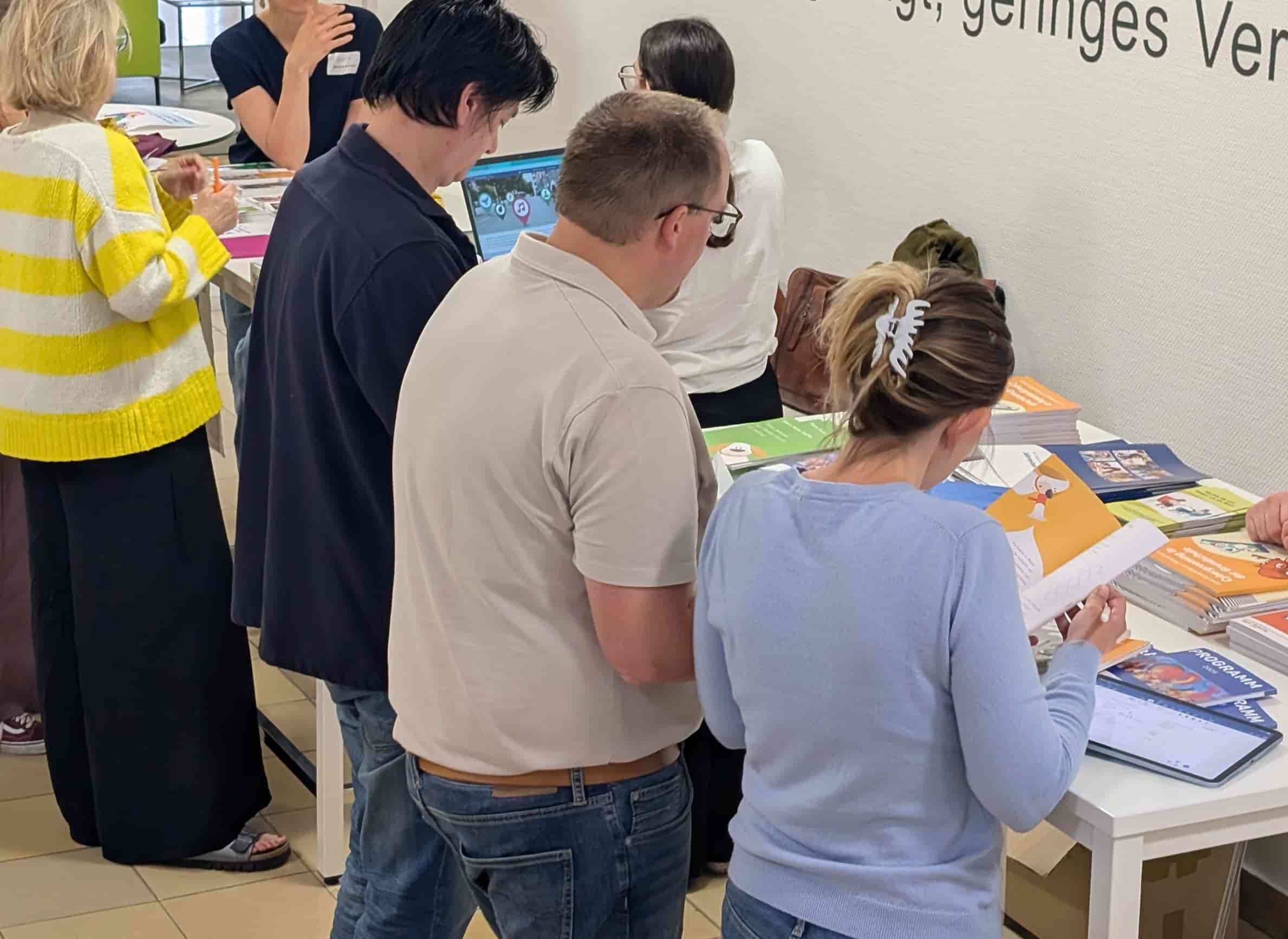 Personen lesen an einem Tisch.