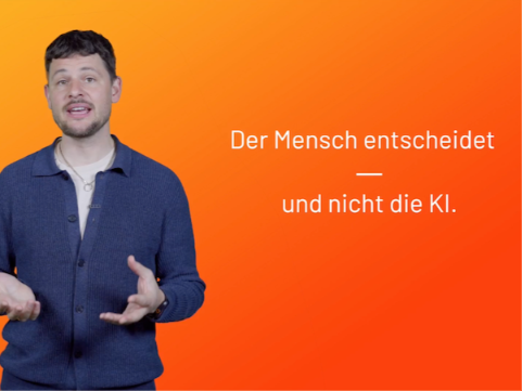 Mann vor orangenem Hintergrund mit Text: Der Mensch entscheidet und nicht die KI.