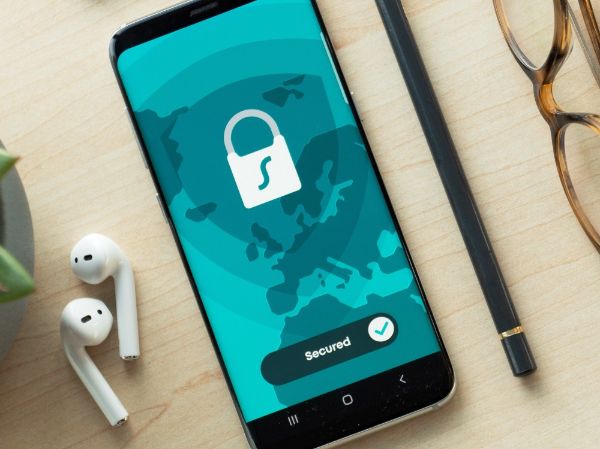 Smartphone mit Schloss-Symbol auf Bildschirm.
