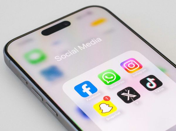 Smartphone mit Social Media-Apps auf dem Bildschirm.