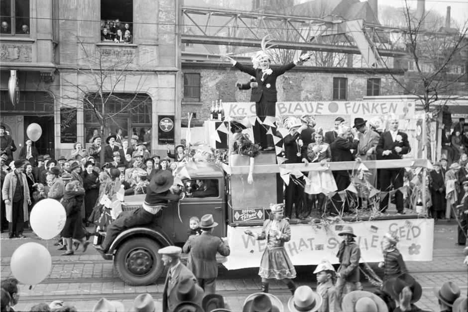 Ein Karnevalswagen fährt durch die Stadt.