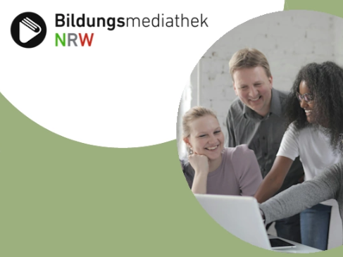 Eine Gruppe Menschen schaut gemeinsam auf einen Laptopbildschirm. Die Stimmung ist heiter. Links oben in einem angeschnittenen Kreis befindet sich das Logo der Bildungsmediathek NRW. Rechtsseitig ist das Logo des FWU zu sehen.