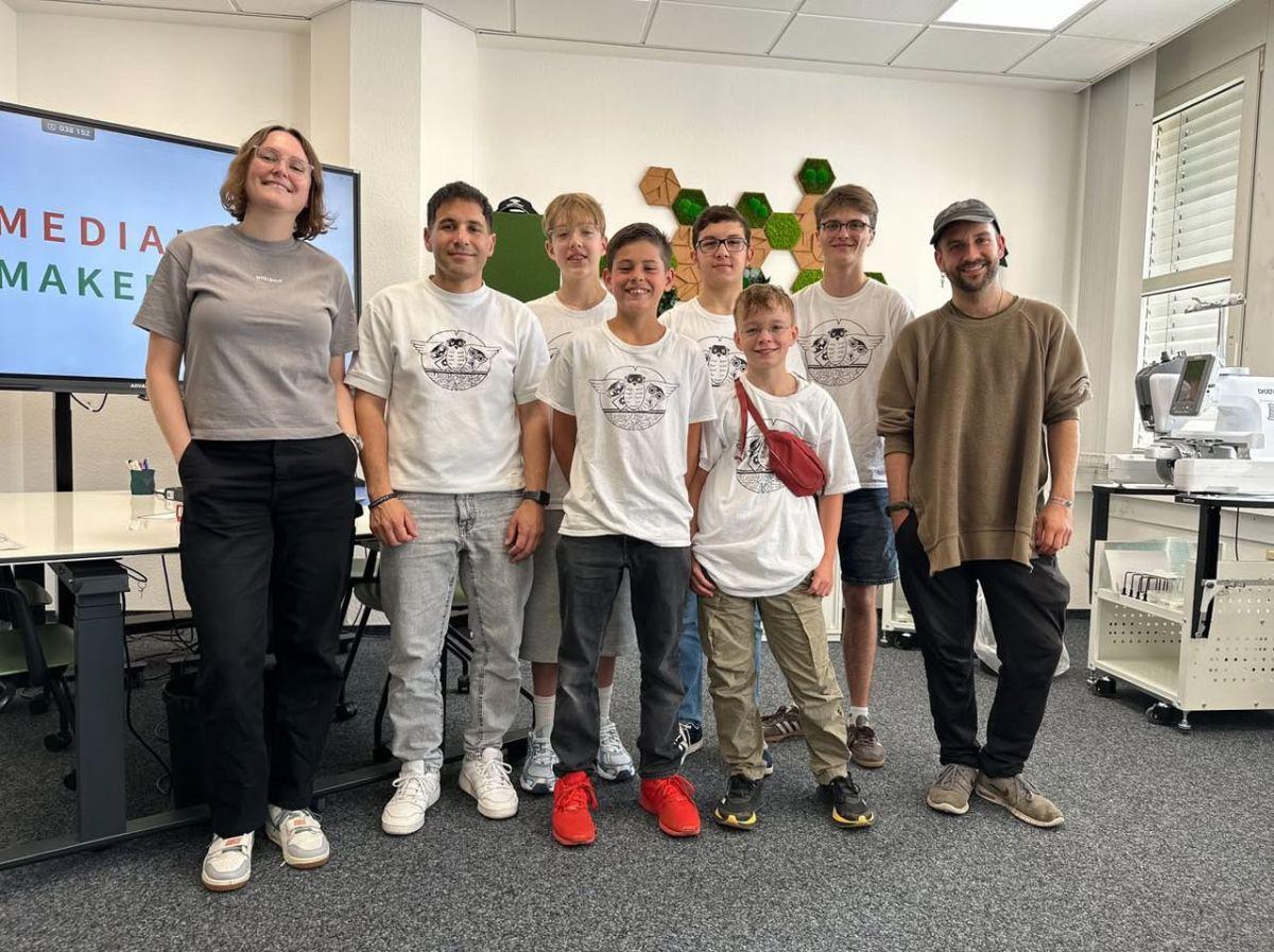 Gruppenfoto der InnoLab-Crew mit dem Team des MediaLab/MakerLab des LVR-ZMB.