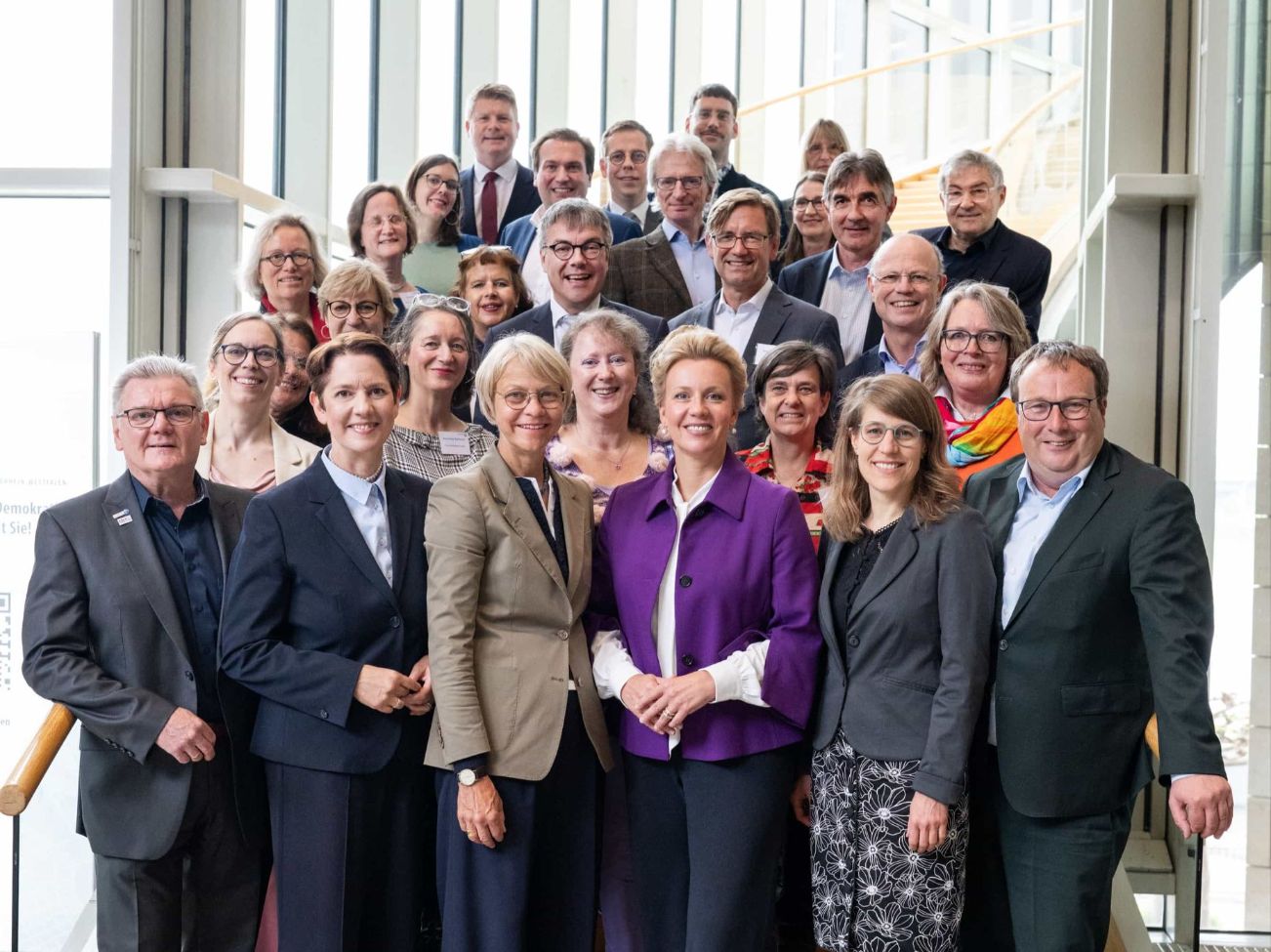 Gruppenfoto der Mitglieder der Landesregierung.