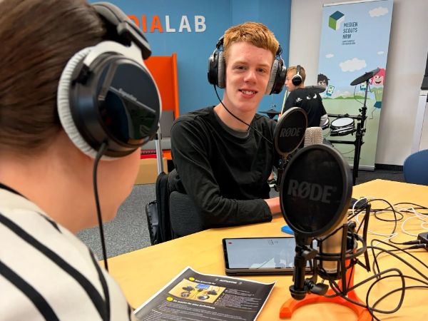 Schüler*innen nehmen einen Podcast im MediaLab auf