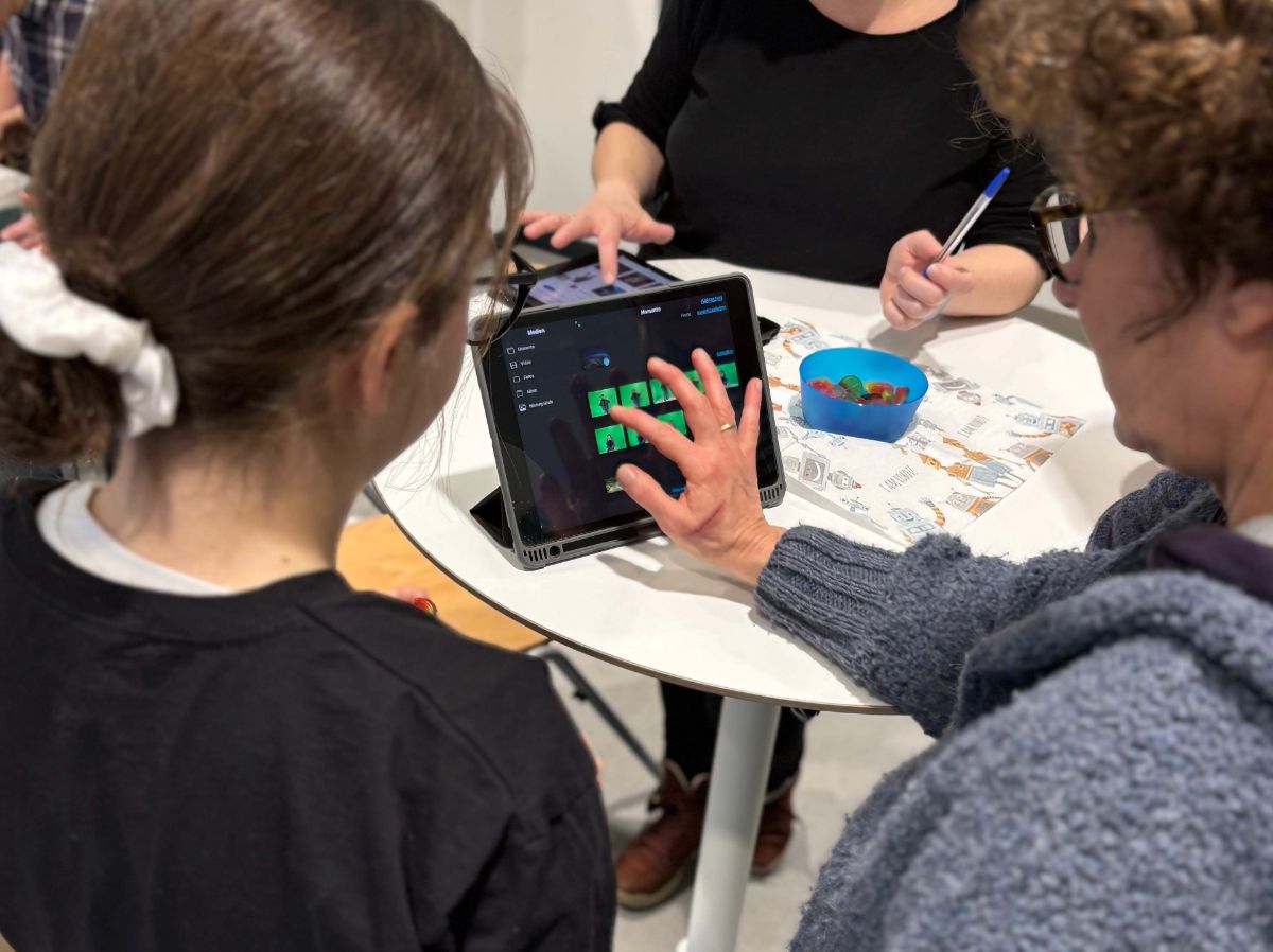 Schülerin erklärt Lehrkraft wie eine Greenscreen-App funktioniert. Schülerin erklärt Lehrkraft wie eine Greenscreen-App funktioniert.