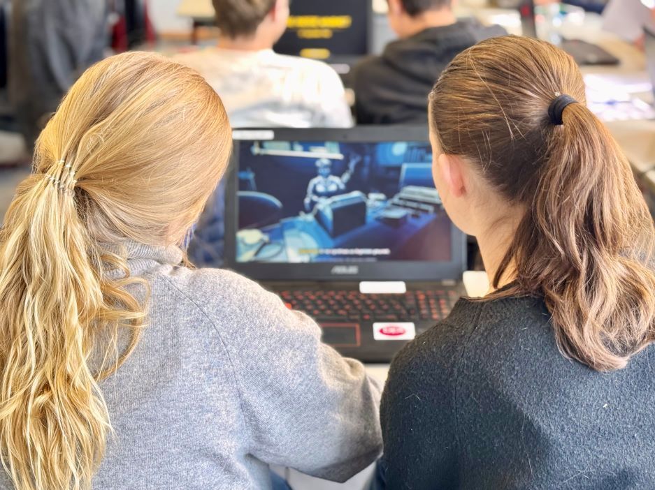 Das Bild zeigt spielende Mädchen an einem Laptop. Das Bild zeigt spielende Mädchen an einem Laptop.