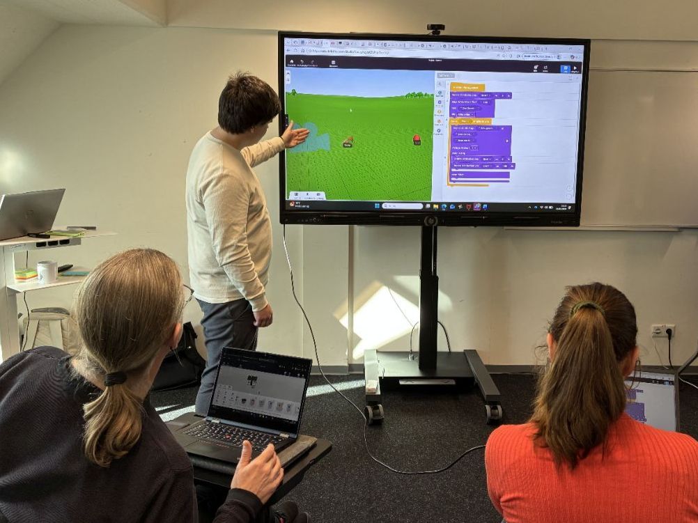 Person präsentiert auf Bildschirm vor Gruppe. Person präsentiert auf Bildschirm vor Gruppe.