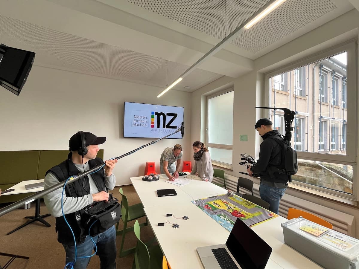 Ein Klassenraum mit Protagonisten und Kamerateam. Ein Klassenraum mit Protagonisten und Kamerateam.