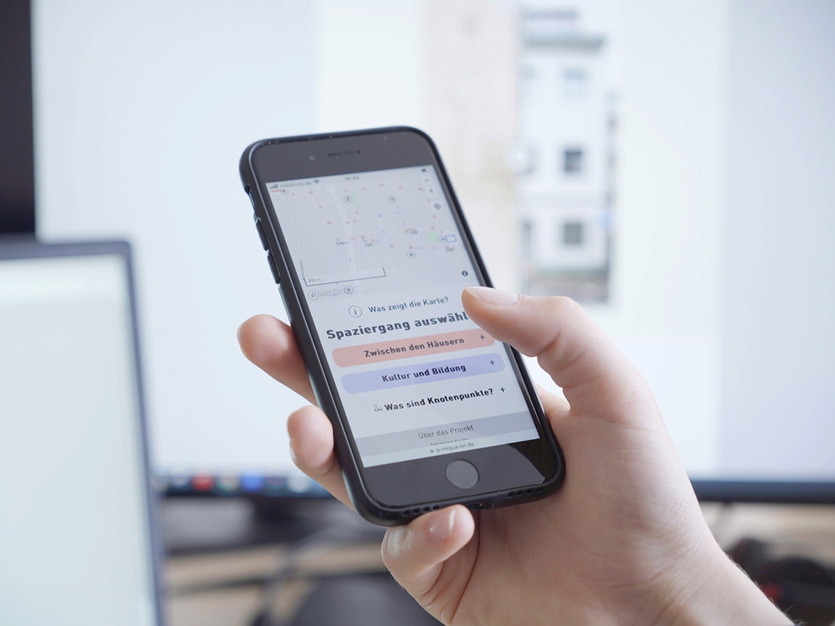 Eine Hand hält ein Handy mit Auswahlbuttons auf dem Bildschirm. Eine Hand hält ein Handy mit Auswahlbuttons auf dem Bildschirm.