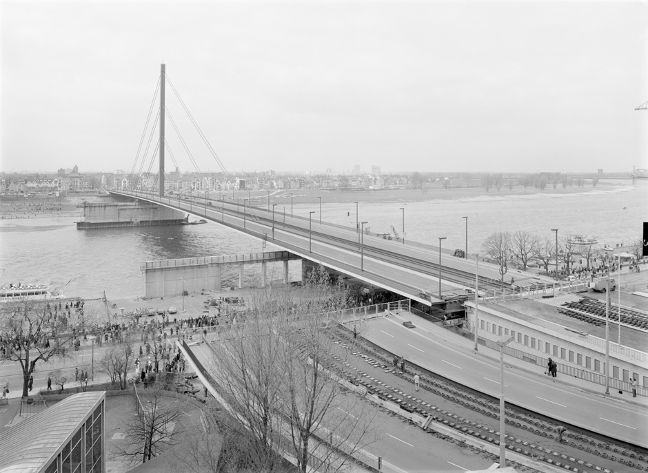 Eine Brücke wird verschoben. Eine Brücke wird verschoben.