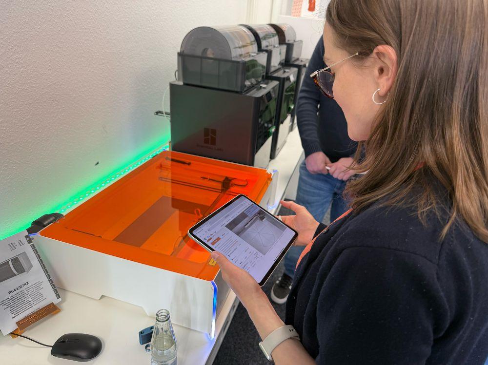Teilnehmerin startet den Lasercutter zu Erstellung eines Prototypen. Teilnehmerin startet den Lasercutter zu Erstellung eines Prototypen.