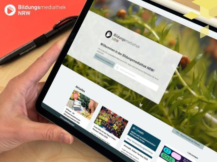 Person hält ein Tablet in der Hand und schaut sich die neue Startseite der Bildungsmediathek NRW an. Person hält ein Tablet in der Hand und schaut sich die neue Startseite der Bildungsmediathek NRW an.