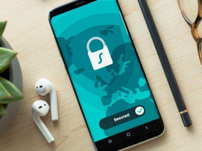 Auf einem Tisch liegendes und gesperrtes Smartphone. Auf einem Tisch liegendes und gesperrtes Smartphone.