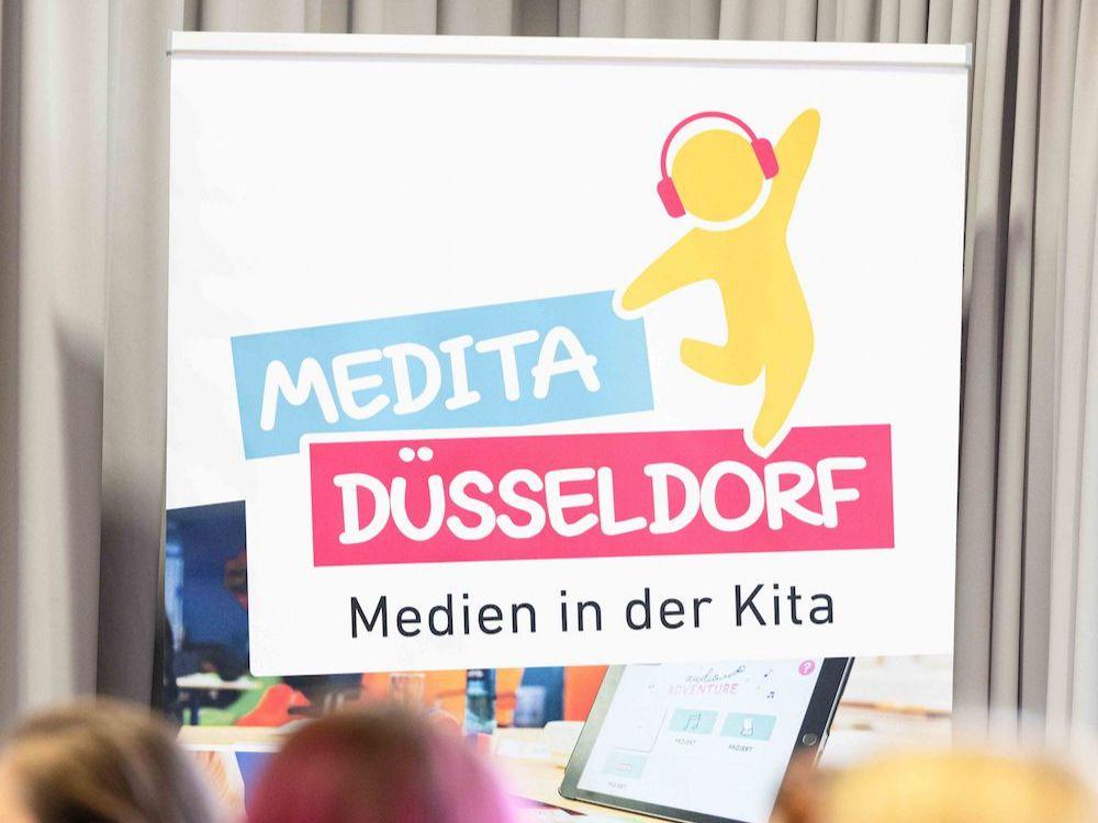 Impression von der Urkundenübergabe . Impression von der Urkundenübergabe .