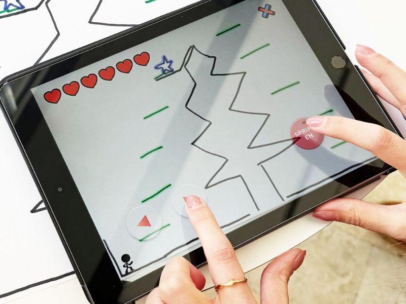 Teilnehmerin des Praxistreffs erstellt ein digitales, weihnachtliches Jump and Run-Spiel. Teilnehmerin des Praxistreffs erstellt ein digitales, weihnachtliches Jump and Run-Spiel.