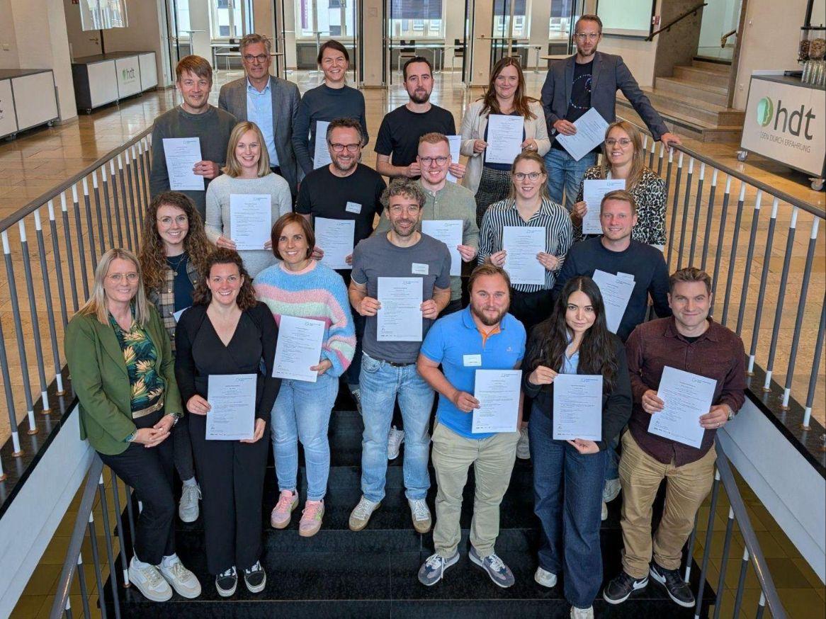 Gruppenfoto der Teilnehmenden der Qualifizierungsmaßnahme. Gruppenfoto der Teilnehmenden der Qualifizierungsmaßnahme.