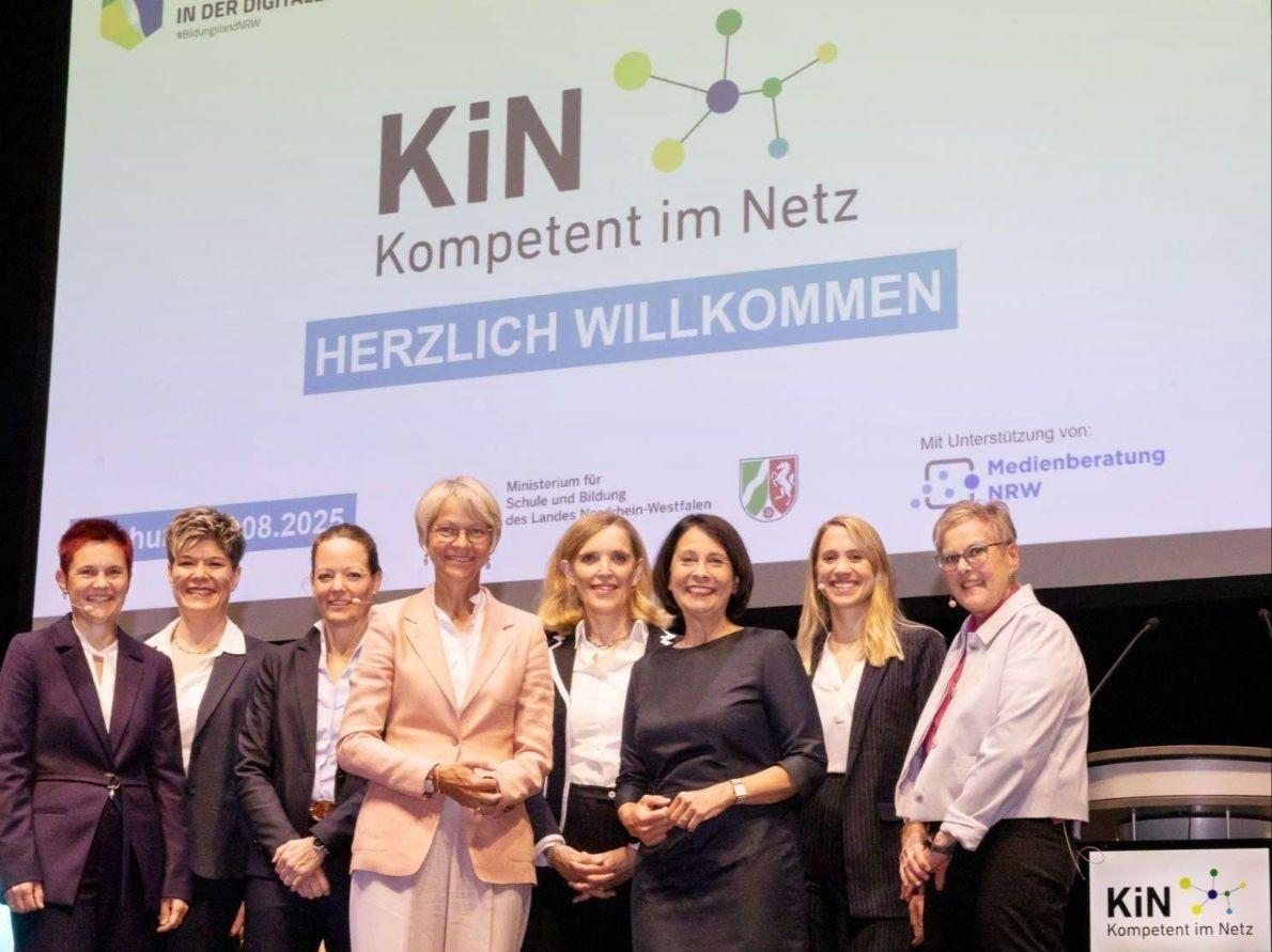 Gruppenbild mit den Referentinnen und Schulministerin Feller. Aufgenommen während der Veranstaltung #KiN am 20. August 2025 im RuhrCongress Bochum. Gruppenbild mit den Referentinnen und Schulministerin Feller. Aufgenommen während der Veranstaltung #KiN am 20. August 2025 im RuhrCongress Bochum.