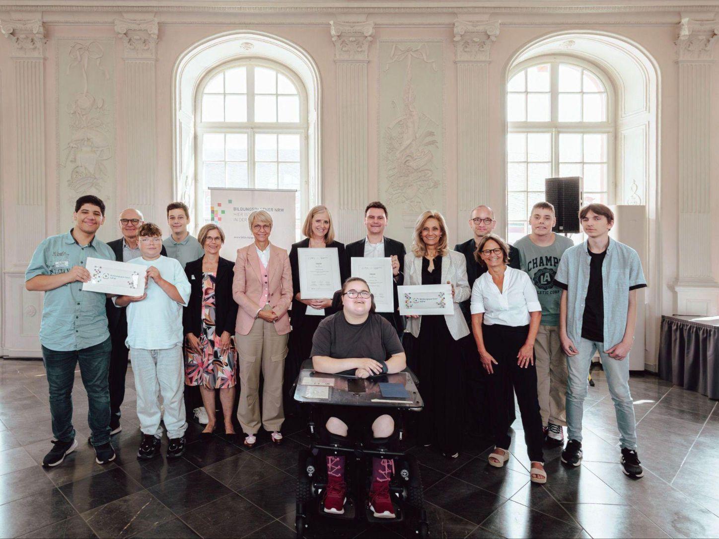 Gruppenbild mit Schulministerin Dorothee Feller und weiteren Personen. Gruppenbild mit Schulministerin Dorothee Feller und weiteren Personen.