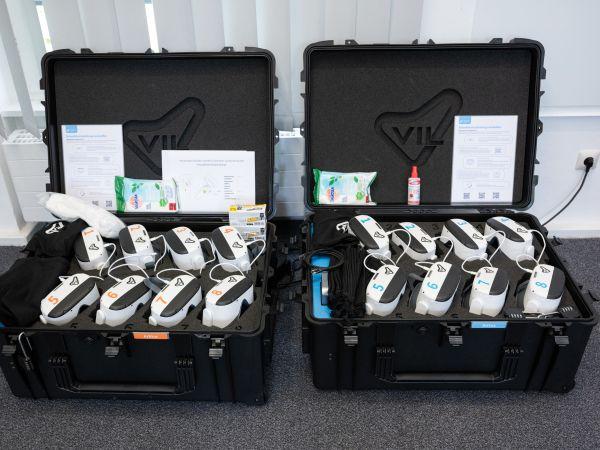 Zwei Koffer mit VR-Brillen. Zwei Koffer mit VR-Brillen.