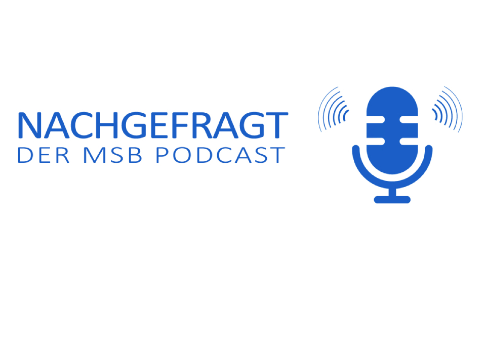 Schriftzug "Nachgefragt. Der MSB Podcast". Zudem das Icon eines Mikrofons.