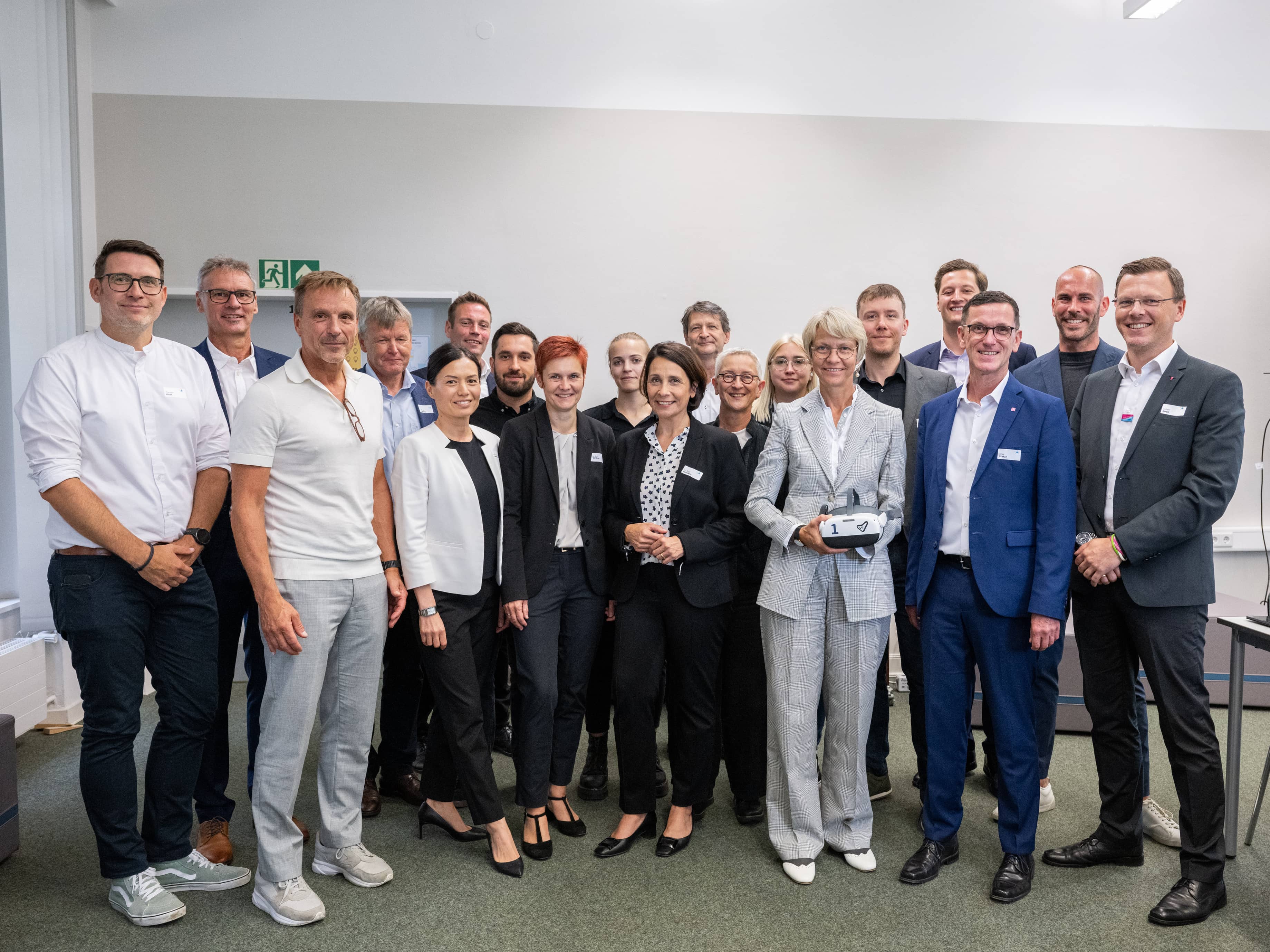 Gruppenfoto mit der Schulministerin Dorothee Feller im ZfsL Krefeld und allen beteiligten Akteur*innen des VR-Projekts; für die Medienberatung NRW stellvertretend sind Lothar Palm (Geschäftsführung) und Birgit Giering (Leitung der Arbeitsgruppe Landesweite Projekte im Rahmen des DigitalPakt Schule).